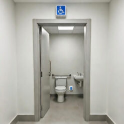 Foto frontal demonstrativa de uma instalacao de um kit de botão sos sem fio, com comunicação via radiofrequência em conjunto com um sinalizador sonoro e luminoso 90db